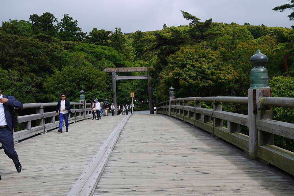 入り口の宇治橋を渡る