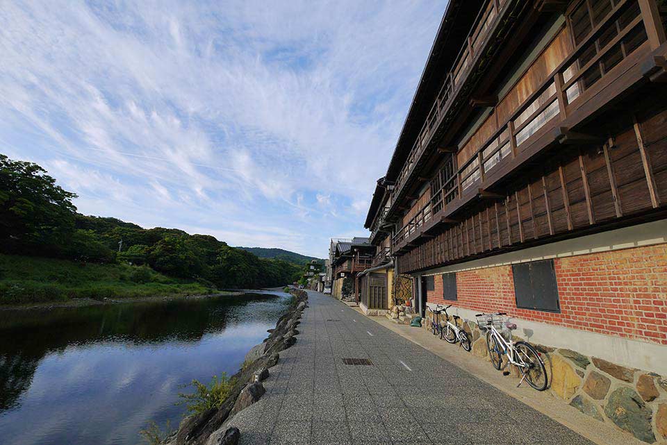 おかげ横丁の裏に流れる五十鈴川。