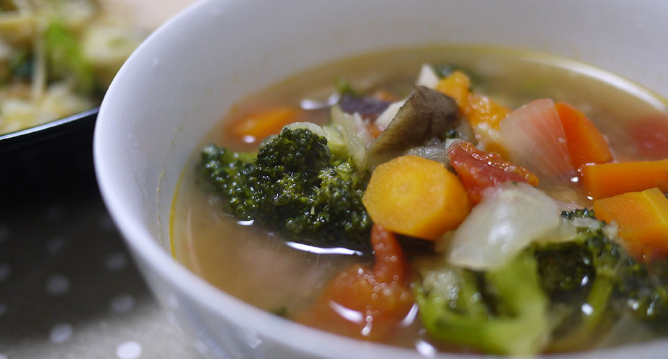 鶏むね肉の入った野菜スープ