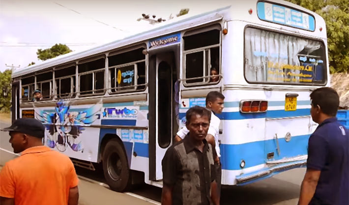 追突事故に遭遇。スリランカの長距離バス乗車はある程度の覚悟が必要