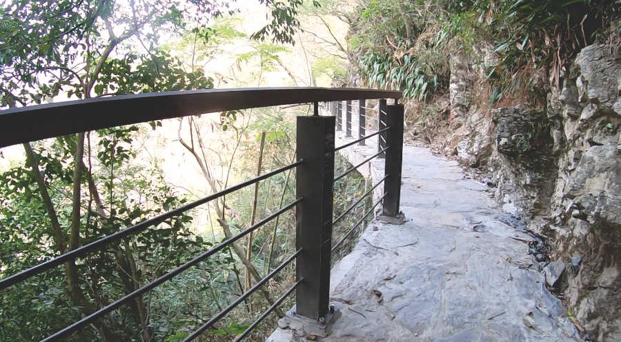 神山瀑布の遊歩道