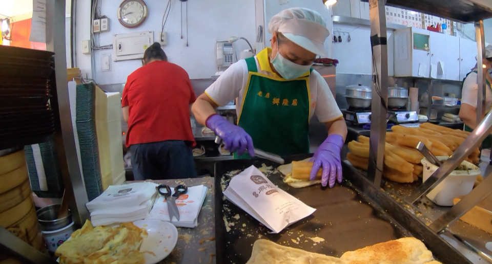 【台湾南部】高雄の行列ができる朝食屋「興隆居」で焼餅と豆乳の朝ごはん