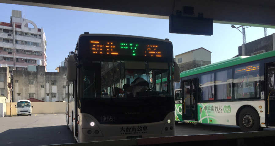 台南：緑線のバス